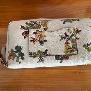 Tori Burch large wallet ! Plenty of space for cards etc. great as a clutch